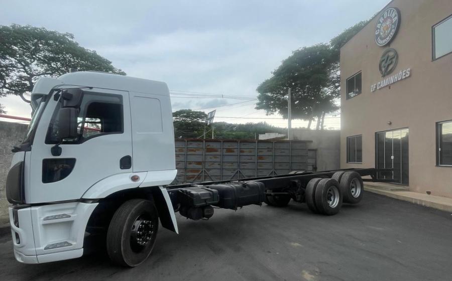 Ford Cargo 2429 na ZF Caminhões