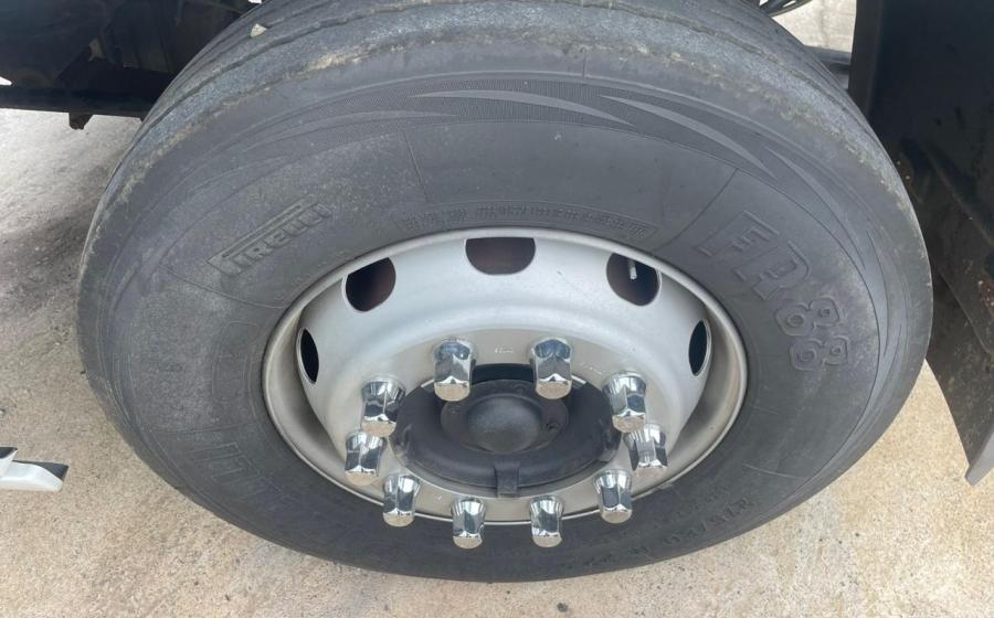 Ford Cargo 2429 na ZF Caminhões