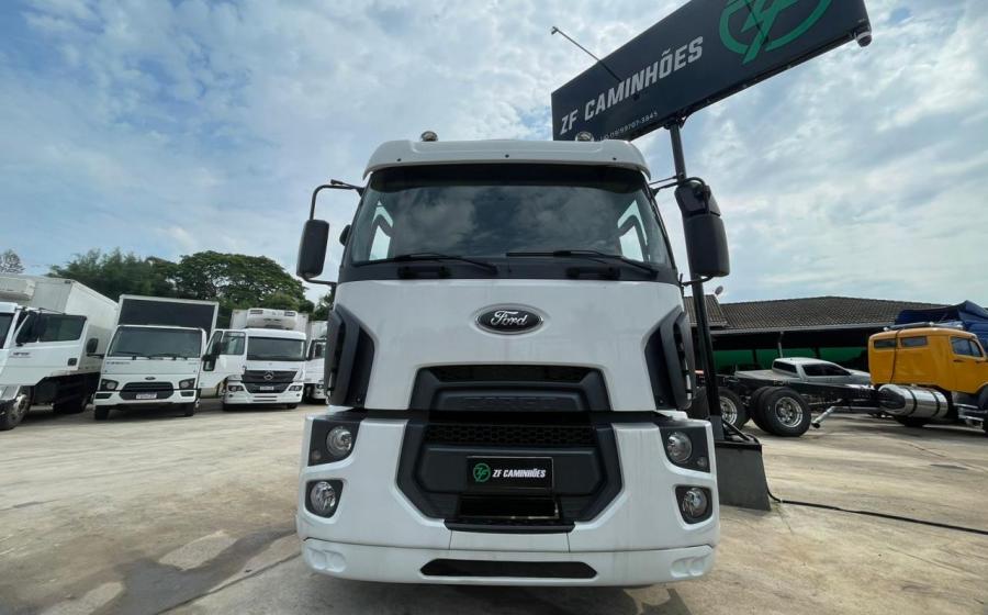 Ford Cargo 2429 na ZF Caminhões