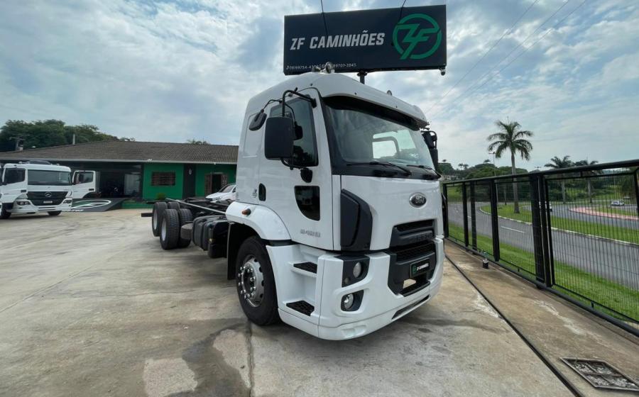 Ford Cargo 2429 na ZF Caminhões
