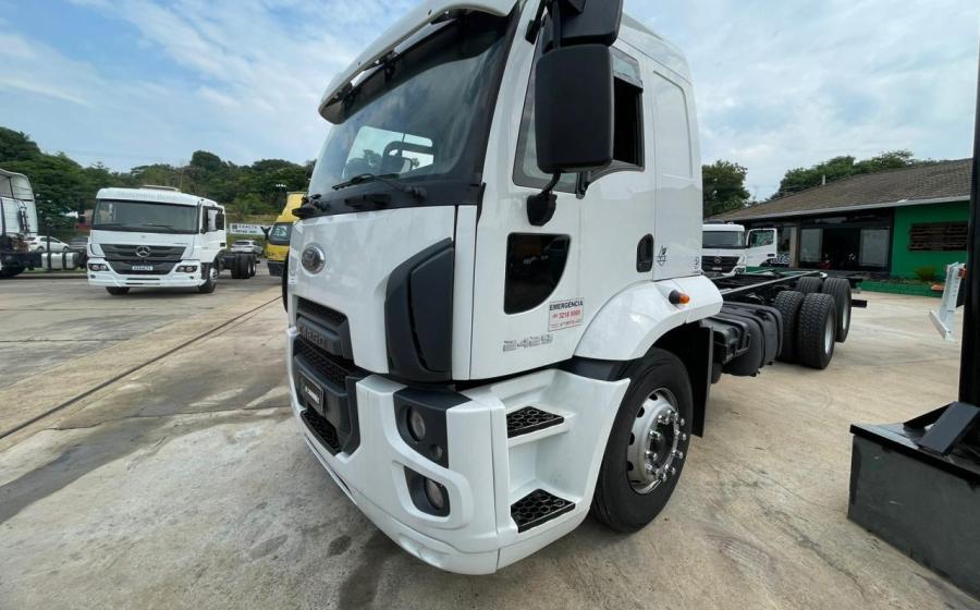 Ford Cargo 2429 na ZF Caminhões